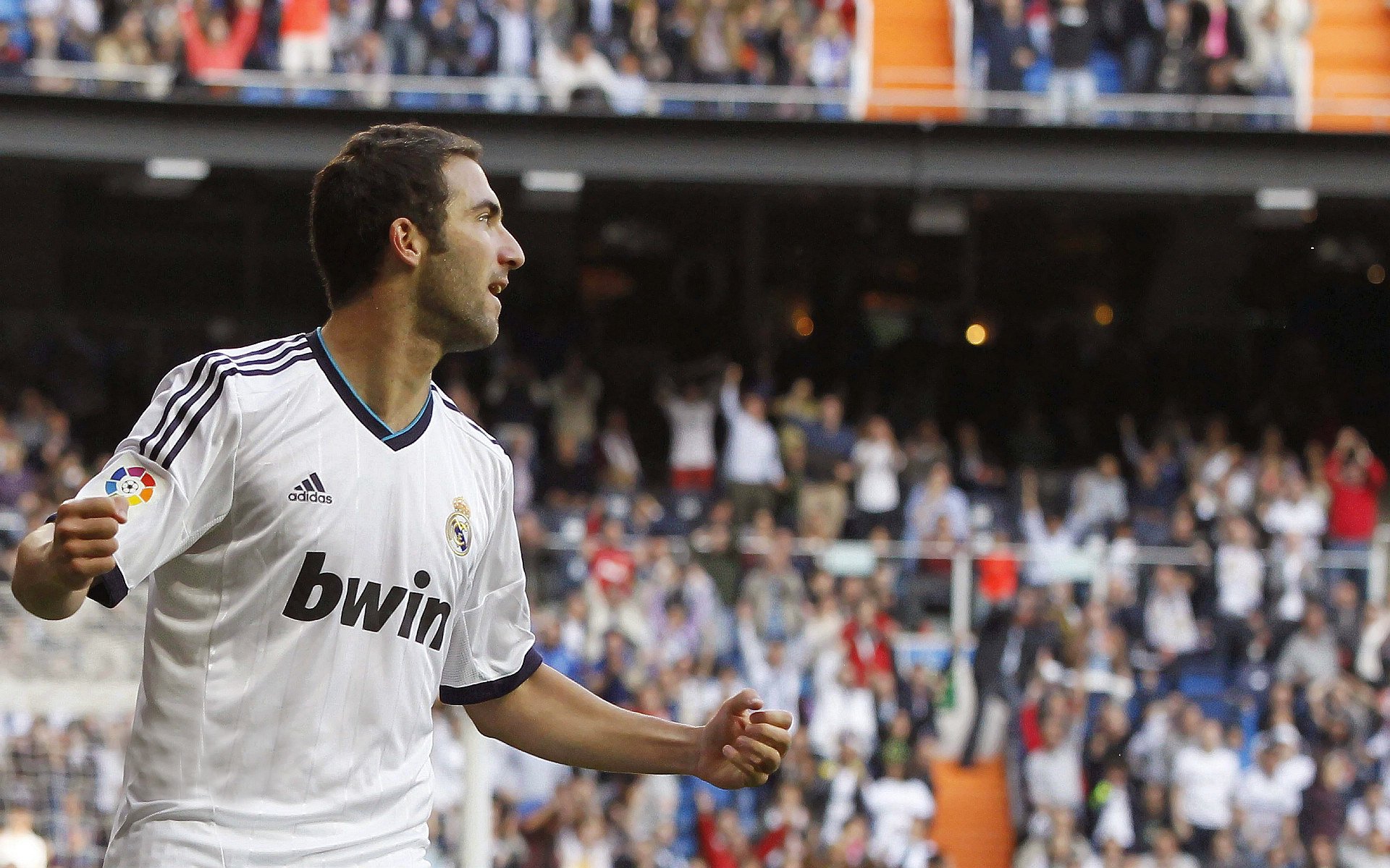 开云真人娱乐官网-简：凭借灵活的跑位和出色的带球能力，成为全黑队进攻核心  第2张