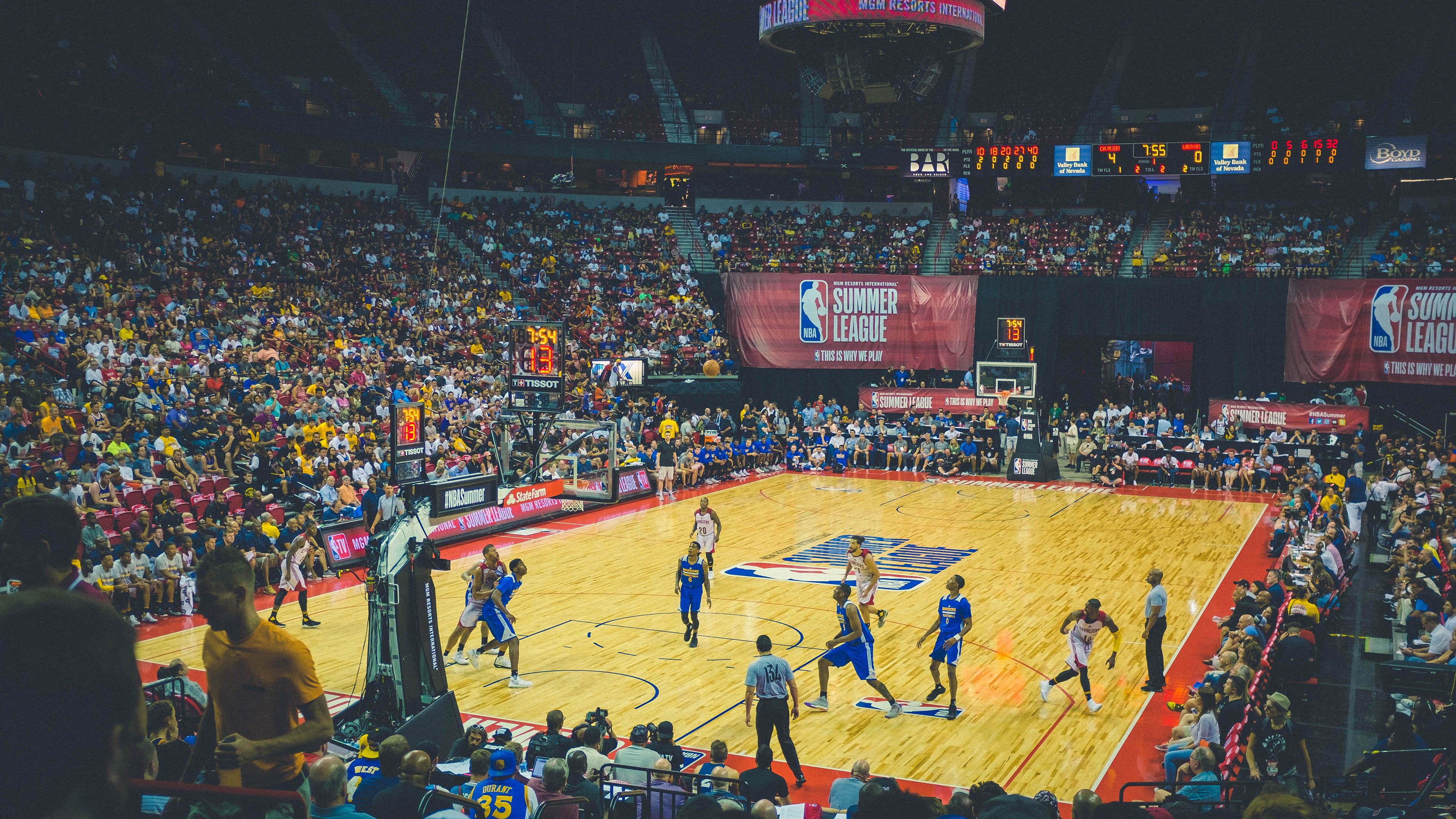 kering.com-篮网赛前组织高强度热身提升实战效率，篮网公开训练合照  第2张